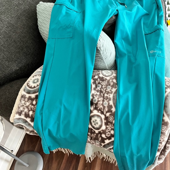 White Cross Fit Scrub Set Top size Small Bottoms size Large - Picture 2 of 2